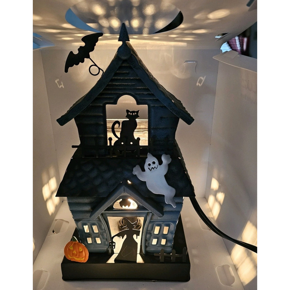 Scentsy Haunting Good Time Warmer Haunted House Halloween Light-Up With Bulb/Box
